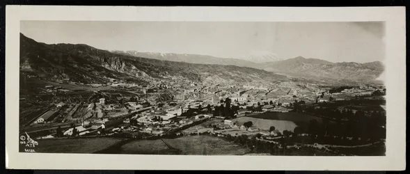 Vista panorâmica de cima de uma cidade, presumivelmente sobre ou perto do Canal do Panamá com montanhas cobertas de neve, 1913 (impressão em gelatina de prata)